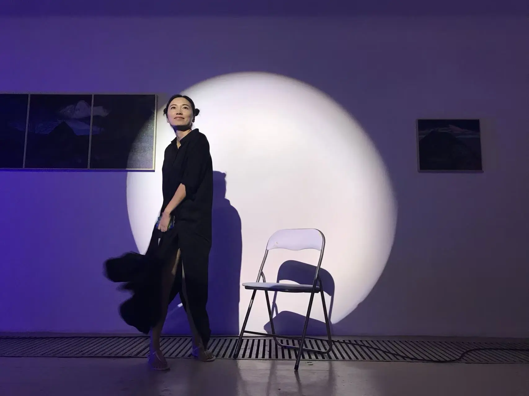 Performative passage in an exhibition space